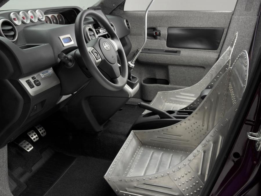 Интерьер Scion xB by Raging Bull 2008 года  (фото 6 из 8)